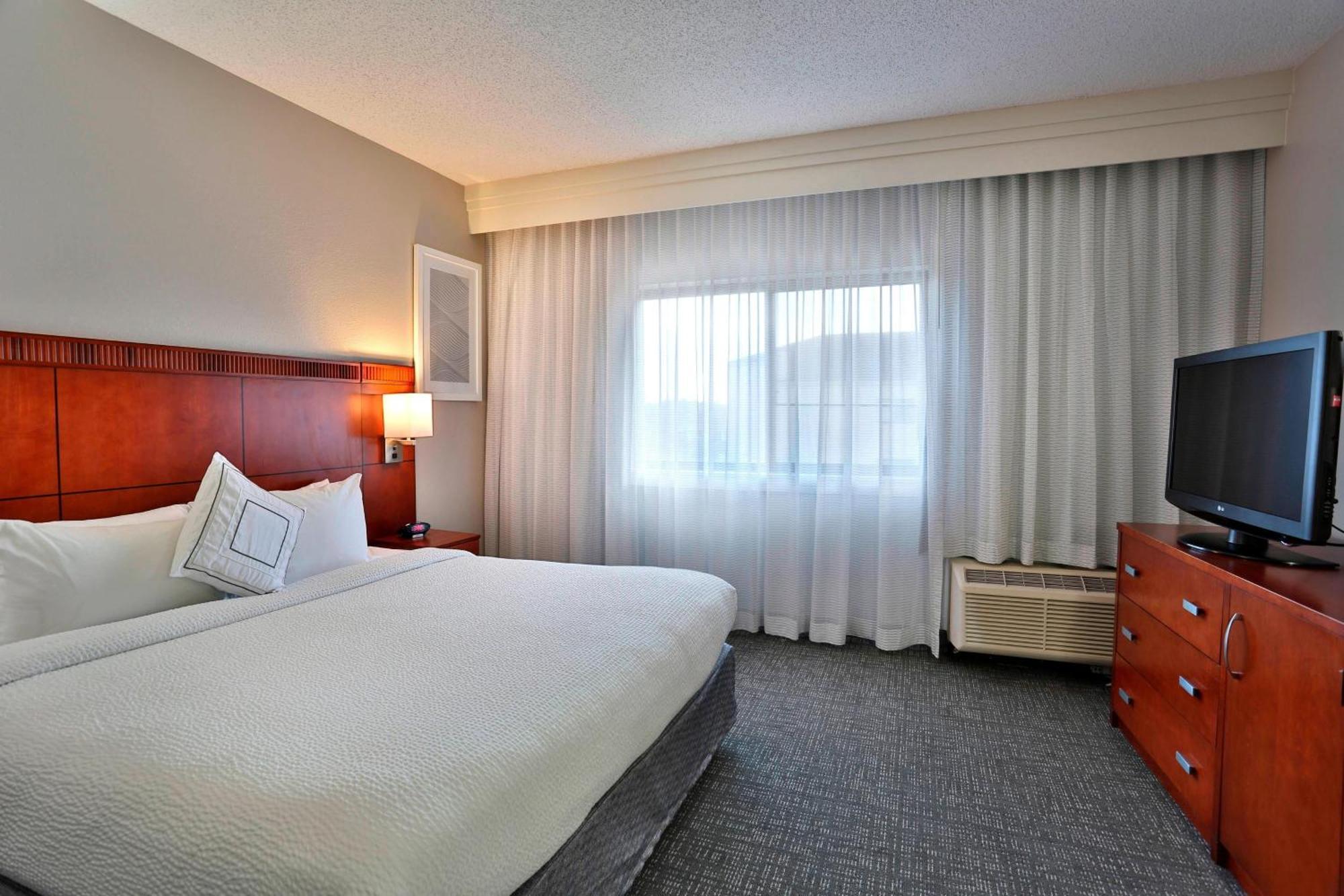 Courtyard 3*